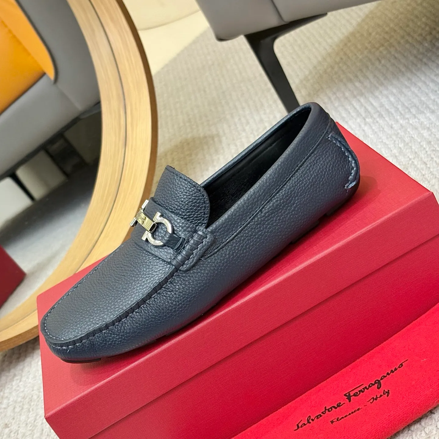 Men's men's shoes 💰420 (Yangli) Ferragamo 〰Ferragamo 2⃣️0⃣️2⃣️5️⃣ New series 👊🏻 Upper 🇮🇹 Italian imported calfskin, original outsole molding. Water-dyed sheepskin lining. The identity of every successful man is set off, and the upper and lower shoes are elegant and stable🚶🏻🚶🏻The high-end custom counter original replica is an eternal classic🔍️Number of codes: 38-46 with counter packaging